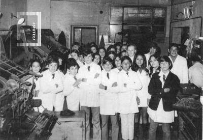 Alumnos de la Escuela Nº 16 visitando el diario El Norte