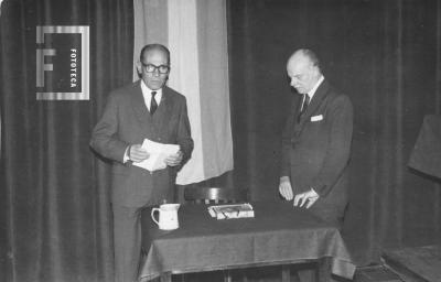 Inauguración Exposición de Bibliografía Numismática. El Delegado de la Asoc. Numismática Argentina, G. S. Chervo, presentando al orador, Dr. Ferrari. Lugar: Asoc. Cultural //Rumbo//