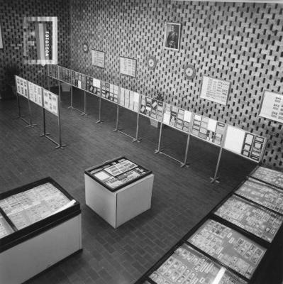 Exposición de Papel Moneda Universal, con la participación del Museo del Banco Central de la R. A., en el Auditorio Municipal, sector derecha