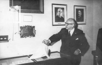 Presidente Asoc. Numismática Argentina, José María Gonzales Conde, descubre placa homenaje de esa institución a la Ciudad de San Nicolás en su aniversario
