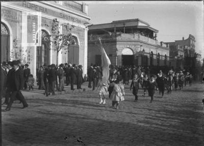 Desfile escolares en Mitre y Sarmiento