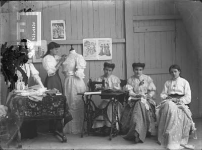 Mujeres cosiendo