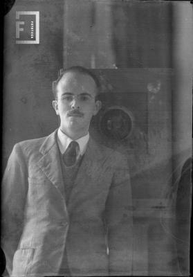 Retrato César Carlos Bustos junto a cámara grande (autorretrato)