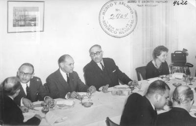 Cena Club Social. 25º aniversario Museo del Acuerdo. 1a. Exposición Nacional de Medallas. Sra. de Cártey, Dr. Rebollo Paz, G. S. Chervo, J. M. Gonzales Conde, W. S. Cártey, Migliarini, Dr. J. M. Ferrari