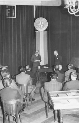 Presentación orador, Dr. Ferrari. Conferencia sobre Bibliografía Numismática Argentina