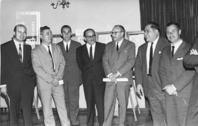 Miembros de la A. N. A. y del Instituto de Numismática e Historia de San Nicolás. Exposición de bibliografía numismática argentina. Salón de la Asociación Cultural Rumbo