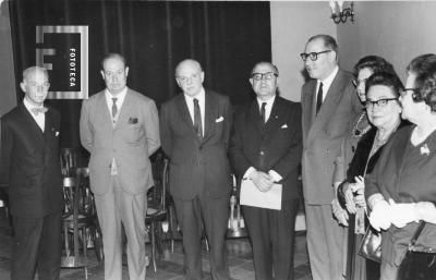 Sr. Fulías, Sr. de la Torre, Dr. Ferrari, Sr. Cártey, Dr. Bricchi, Srta. R. Brenna, Sra. de Vilche y Sra de de la Torre. Exp. de bibliografía numismática