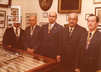 Sres. Florencio Pérez Estremeino, G. S. Chervo, Miguel A. Migliarini, Dr. José E. de Cara, Ing. Teobaldo Catena. Cordones al Mérito Numismático y Medallístico. Museo Municipal