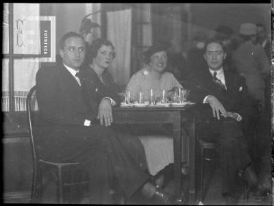 Dos parejas en mesa bar