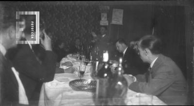 Sr. leyendo en banquete grupo de escritores