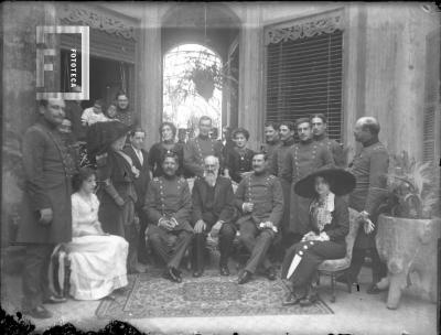 Flia Gard y otros en el interior de la casa donde hoy funciona el Museo Histórico Municipal (muy similar a N424)