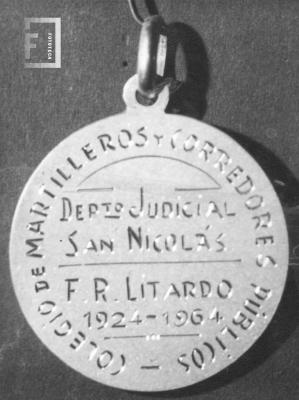 Medalla del Colegio de Martilleros a F. R. Litardo (reverso)