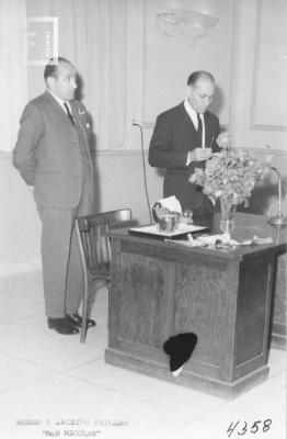 G. Santiago Chervo presentando al conferencista, Dr. Martínez Sucre, cel. aniv. de la Bandera