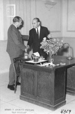 G. Santiago Chervo presentando al conferencista, Dr. Martínez Sucre, cel. aniv. de la Bandera