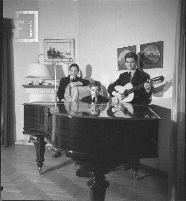 Hermanos Miguel Ángel (Chani) Inchausti y Eugenio Carlos Inchausti (en piano y guitarra)