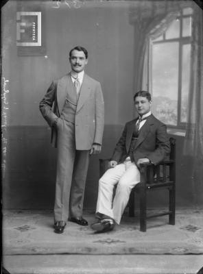 Gonzalez (alias //Pan Dulce//, sentado) y Varela, ambos profesores del Colegio Nacional