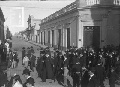 Centenario de Mayo, la comitiva oficial desfila por calle de la ciudad