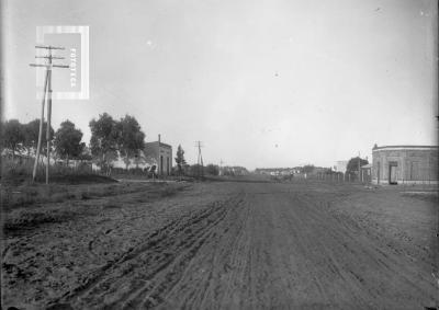 Calle ancha. Puede ser Bv. Saavedra (hoy Avenida Savio)