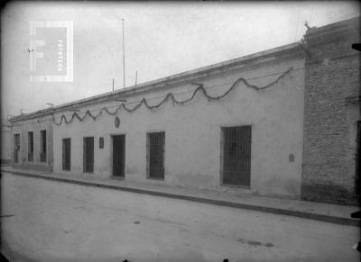 Frente casa del Acuerdo con guirnaldas