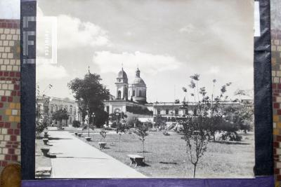 Plaza Mitre hacia Iglesia y Tribunales