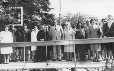 Acto Día del Maestro, Plaza Sarmiento, autoridades en palco