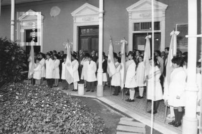 Abanderados de escuelas en el patio de la Municipalidad