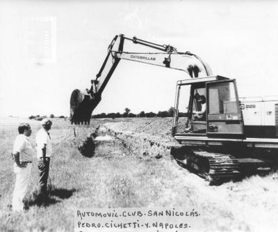 Automóvil Club San Nicolás. Pedro Cichetti y Roberto Napoli preparando el circuito