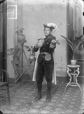 Violinista con sombrero con pluma