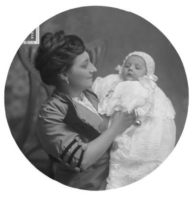 Flora L. de Guruciaga y bebé