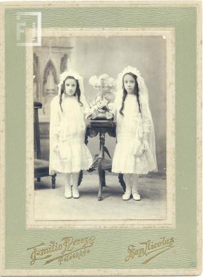 Amelia e Isabel Sarasa, de primera comunión