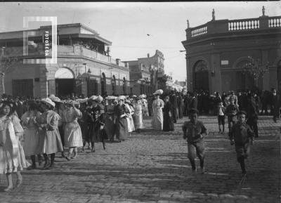 Niñas desfilando en Mitre y Sarmiento