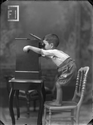 Carlos N. Bustos observando por estereoscopio