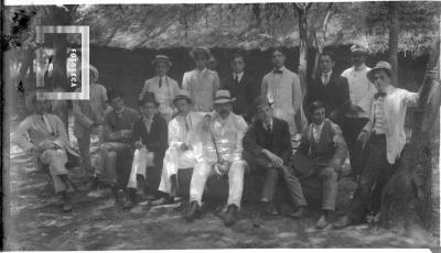 Grupo alumnos Colegio Nacional con Gimenez y Varela