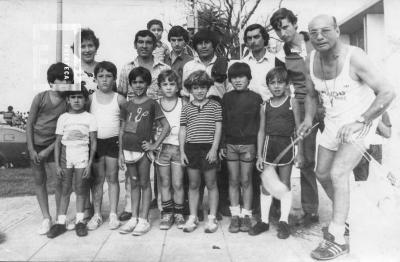 Atletismo. Largada por el Ñandú Américo Maldonado. Carrera de menores. San Nicolás