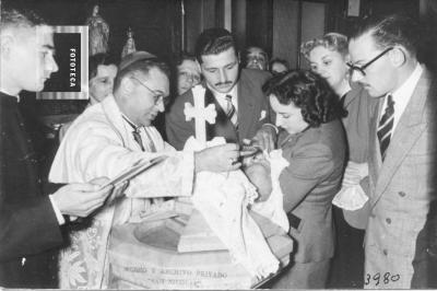 Bautismo de Eduardo Héctor Durand, por el Obispo Mons. Vennera (a la der. Fotógrafo Durand)