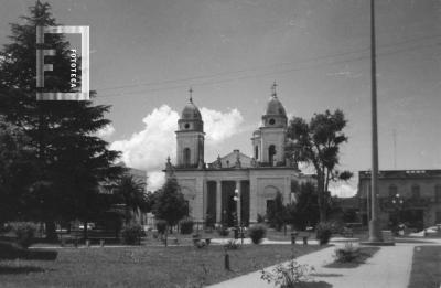 Catedral de San Nicolás desde Plaza Mitre