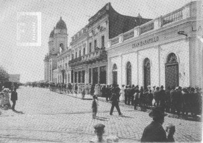 Calle del Comercio (hoy Mitre), cuadra de la Iglesia