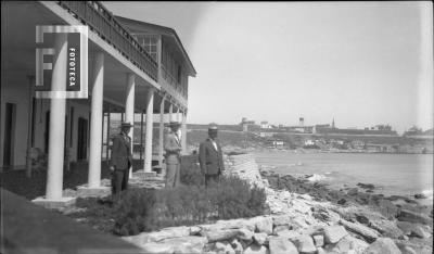 En Mar del Plata, frente al mar en chalet con columnas