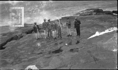 En Mar del Plata, grupo en la costa