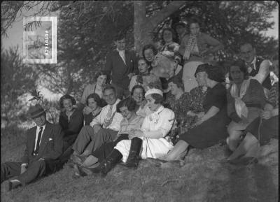Grupo al pie de un árbol