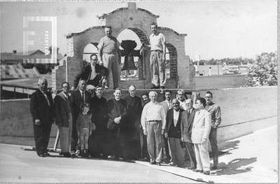 Parroquia Ntra. Sra. de Pompeya. Grupo junto al campanario