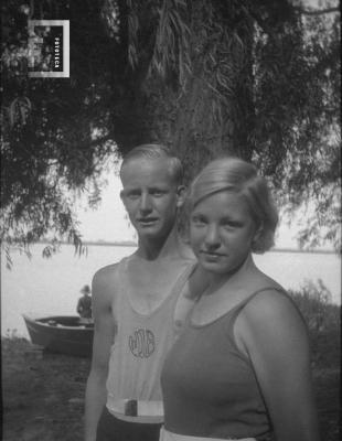 Wilhelm (Wemy) Buijs (camiseta con iniciales WJB) y hermana