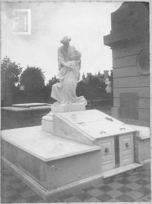 Esculturas y bóveda de la familia Gard en el cementerio de San Nicolás