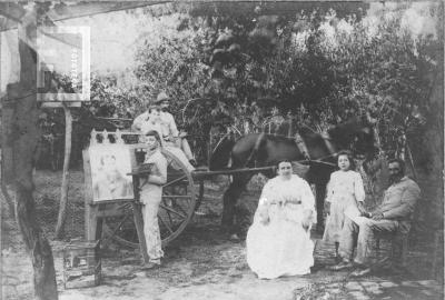 Carlos L. Bustos (pintando), junto a sus padres y hermanas