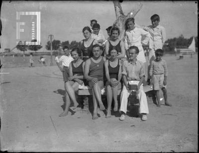 Grupo en balneario con César C. Bustos sentado (estuche cámara en mano)