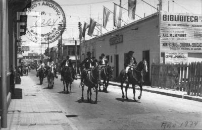 Desfile Día de la Tradición frente a la Casa del Acuerdo