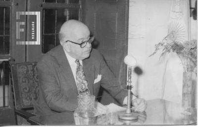 Ricardo Caillet Bois disertando en la Casa del Acuerdo