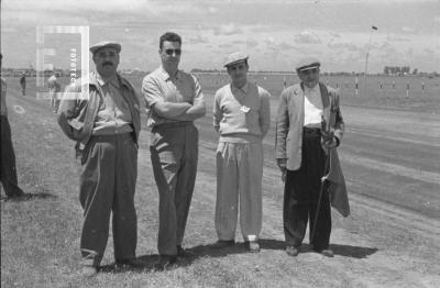 4 hombres posando, quizás Automóvil Club