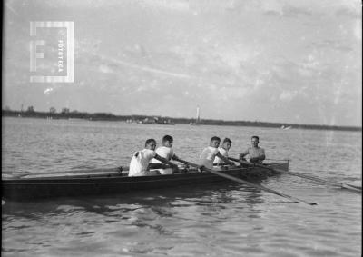 Bote cuatro con timonel - 4º de la izq: Oscar //Cacho// Bustos