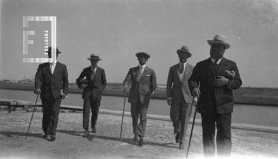 En Mar del Plata, grupo caminando